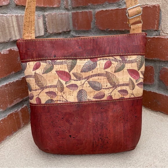 🆕Sew Corky Artisian Zip Crossbody Cork Handbag in Brick Leaf Pattern - Picture 6 of 9